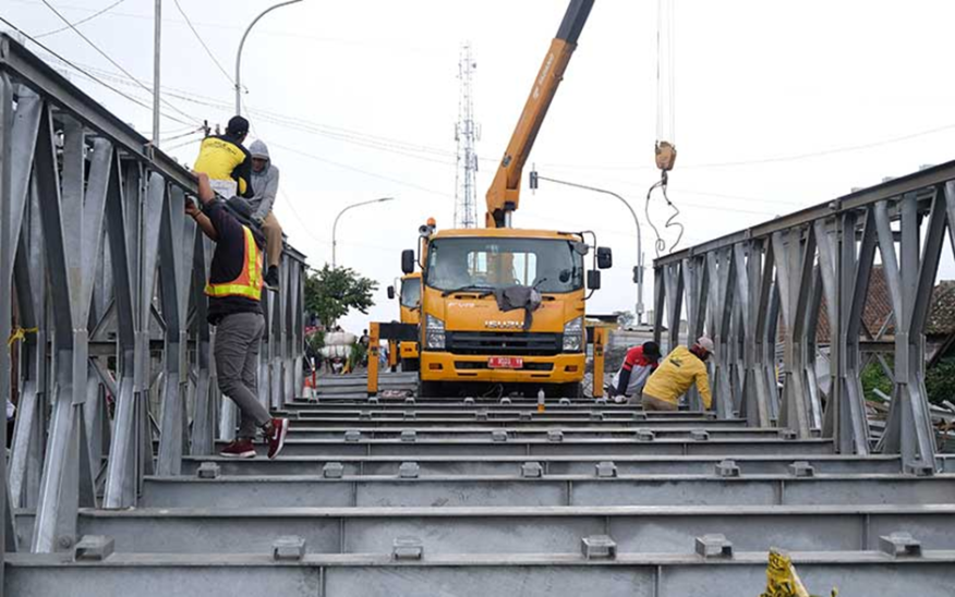 Figure. 4.1.6 Construction du pont Bailey sur Temanggung, Java central, Indonésie (6 avrilth 2020)