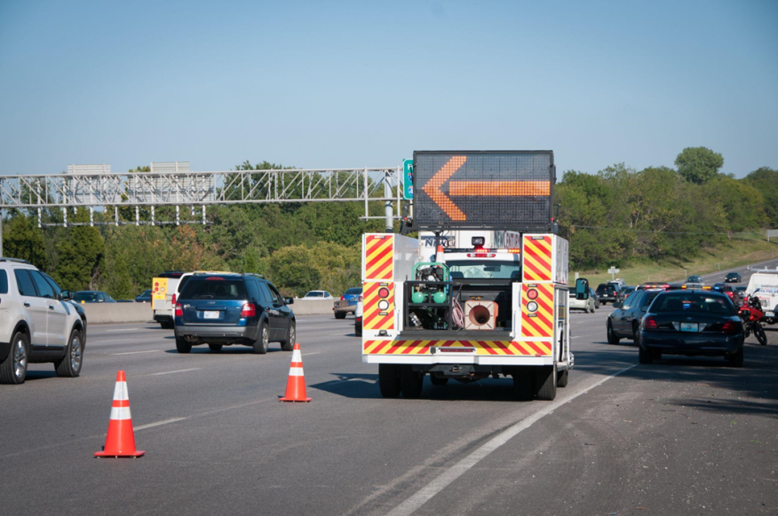 Figure 4.5.2.2 Le SSP ferme temporairement une voie de l'autoroute pour aider les intervenants d'urgence.