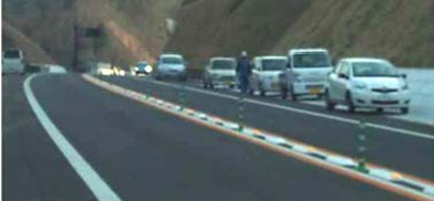Figure 4.4.6-1 Des résidents évacuent à pied le long de la route Kamaishi-Yamada (route à moteur)