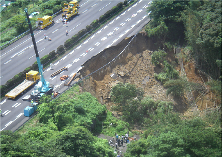 Figura 3.3.2.1 Rotura del talud de una carretera (Rotura del talud de Makinohara en 2010)